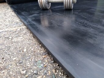 Predám hrubú gumenú podlahu vhodnú do fitka - 4