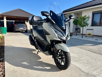 Predám Honda Forza 125 s originál kufrom a veľkým plexi - 4