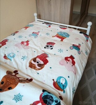 Krásna posteľ s dreveným roštom - 4