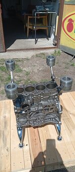 Predám konferenčný stolík z bloku motora - 4