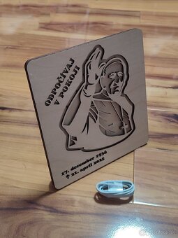 Dekoratívna nabijateľná LED lampa s motívom Pápež František - 4