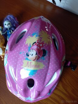 Detská prilba s figúrkami na hranie. - 4