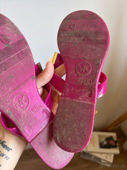 Michael Kors sandálky v magenta farbe - 4