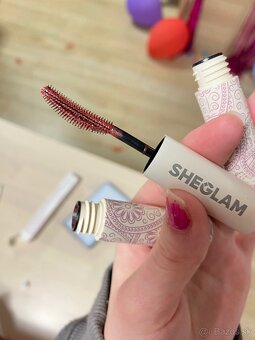 Vodeodolná bordová maskara Sheglam - 4