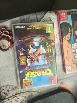 Predám nintento switch s príslušenstvom a 2 hrami - 4