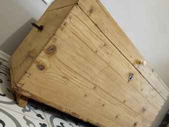 Starý, velký, dřevěný kufr, truhla po renovaci 2 - 4