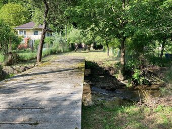 pozemok s chatou a potokom, miesto na celoročné bývanie - 4