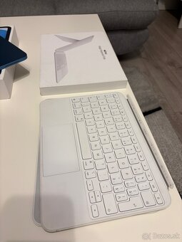 Apple iPad 2022 + Magic Keyboard Folio - 4