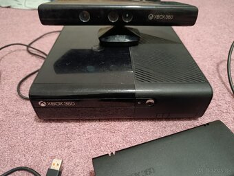 Xbox 360 E + kinect + 2 hry + 2 ovládače - 4