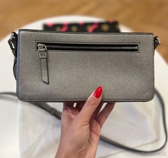 Strieborná crossbody DKNY kabelka - 4