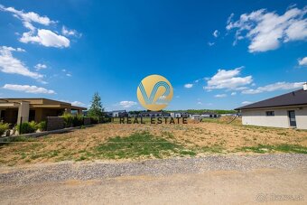 NA PREDAJ – POZEMOK 969m2, stavebné povolenie a IS, Nitra – - 4