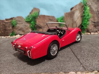prodám model 1:18 Triumph TR3a KYOSHO - 4