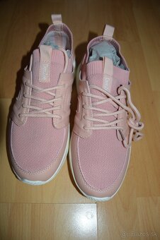 Dámske ružové topánky s visačkou - 4