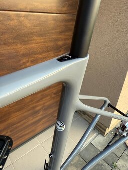 Predam novy ram Isaac Element Granite Grey 2025 - 4