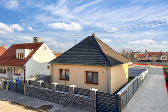 Na PREDAJ Slnečný, stavebný pozemok ,oplotený v obľúbene - 4