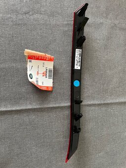 Zadná pravá odrazka originál LR093435 VELAR 2017 > (L560) - 4