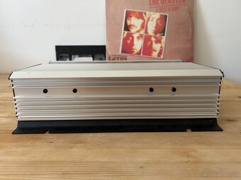 Menič napätia Carspa (inverter) z 12v na 230v + USB 1600w - 4