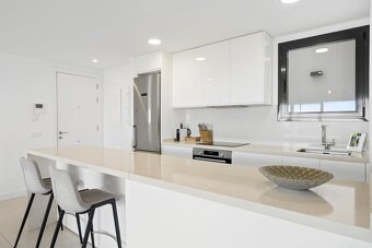 Úžasný priestranný apartmán s krásnou terasou vo Fuengirole - 4