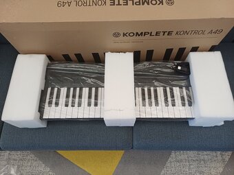 Native Instruments Komplete Kontrol A49 MIDI klavesy - 4