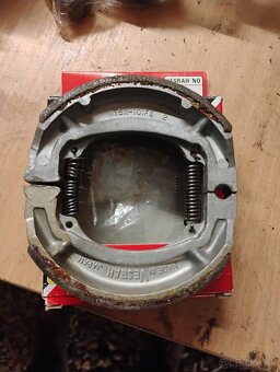 Suzuki zadne brzdové čeľuste - 4