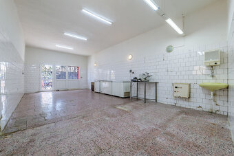 Na predaj budova na podnikanie v centre Moldavy - 4