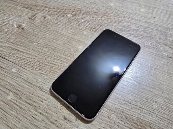 Iphone se 2020 biely plnefunkcny telefon s nabijacim kablom - 4