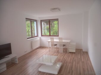 PONÚKAME NA DLHODOBÝ PRENÁJOM 3-izbový byt s 80 m2 terasou - 4