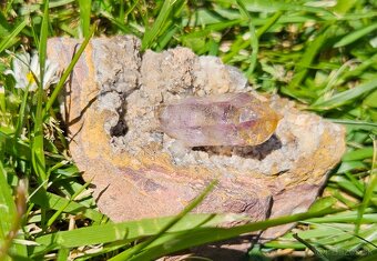 29mm kryštál Ametystu s kryštálmi kalcitu v ryolite, Namíbia - 4