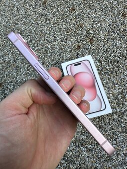 IPhone 15 - baterie 100% - 4