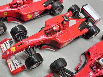 3x F1 FERRARI F2001 a F2000 SCHUMACHER HOTWHEELS 1:18 - 4
