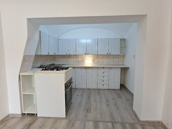 Do prenájmu 2 izbový byt v centre Komárna - 4