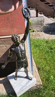 Vacsia kovova soska na mramorovom podstavci - 4