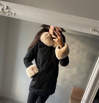 Nádherná zimná bunda s kožušinovým golierom - 4