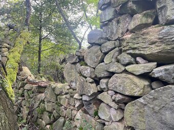 Pozemok s ruinami domu na samote - 4