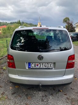 Volkswagen Touran striebornej farby - 4
