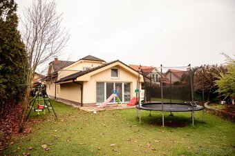 Vila s vnútorným bazénom, saunou v Miloslavove - 4