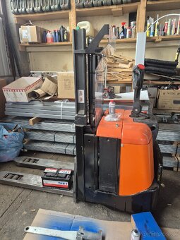 Ručné vedený elektrický vysokozdvižný paletovy vozik - 4