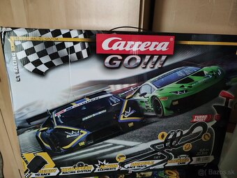 Spolu 2 autodrahy Carrera.malo pouzivane...takze 4 auticka.. - 4