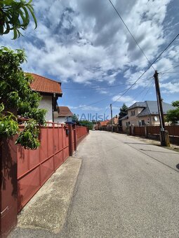 Starší rodinný dom s veľkým pozemkom neďaleko Šale na predaj - 4