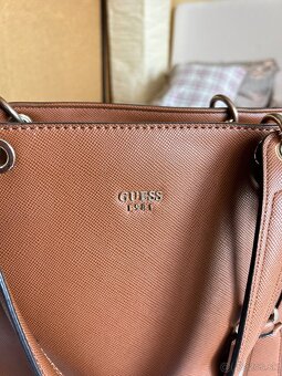 Hneda kozenna kabelka Guess - 4