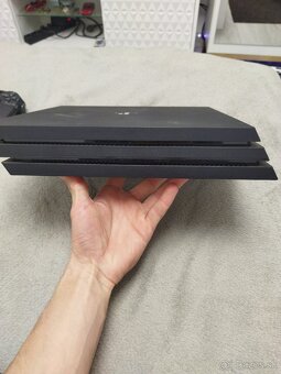 PS4 PRO 400gb SSD, + 2X OVLÁDAČ - 4