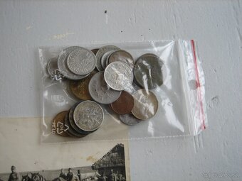 konvolut vecí mince vojnové fotky vlajočky dokumenty - 4