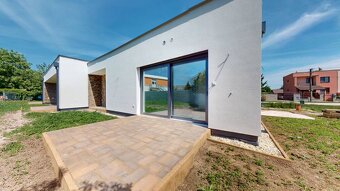 4 izbové rodinné domy priamo v centre obce Miloslavov, záhra - 4