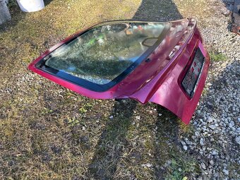 Predám dvere kufra Avesis T22 98-02 hatchback 5D - 4