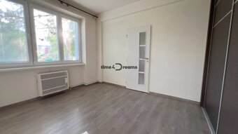 Na predaj: 2 izbový byt v širšom centre Hlohovca - 4