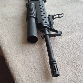 Predám airsoftovú zbraň M16. - 4