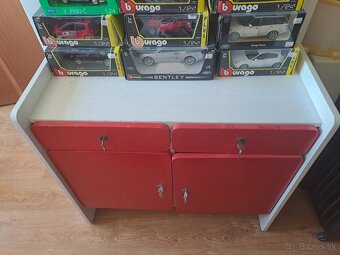 Predám červeno bielu drevenú komodu - 4