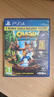 Playstation 4 s ovládačom a hrou - 4