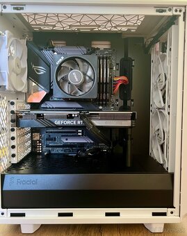 Hermý Pc RTX 4060 s Ryzen 5 5600 - 4