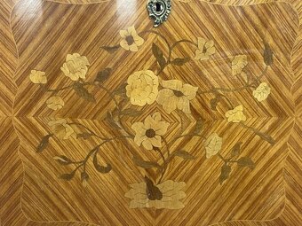 úzka intarzovaná komoda so šuplíkni Francúzkeho typu - 4